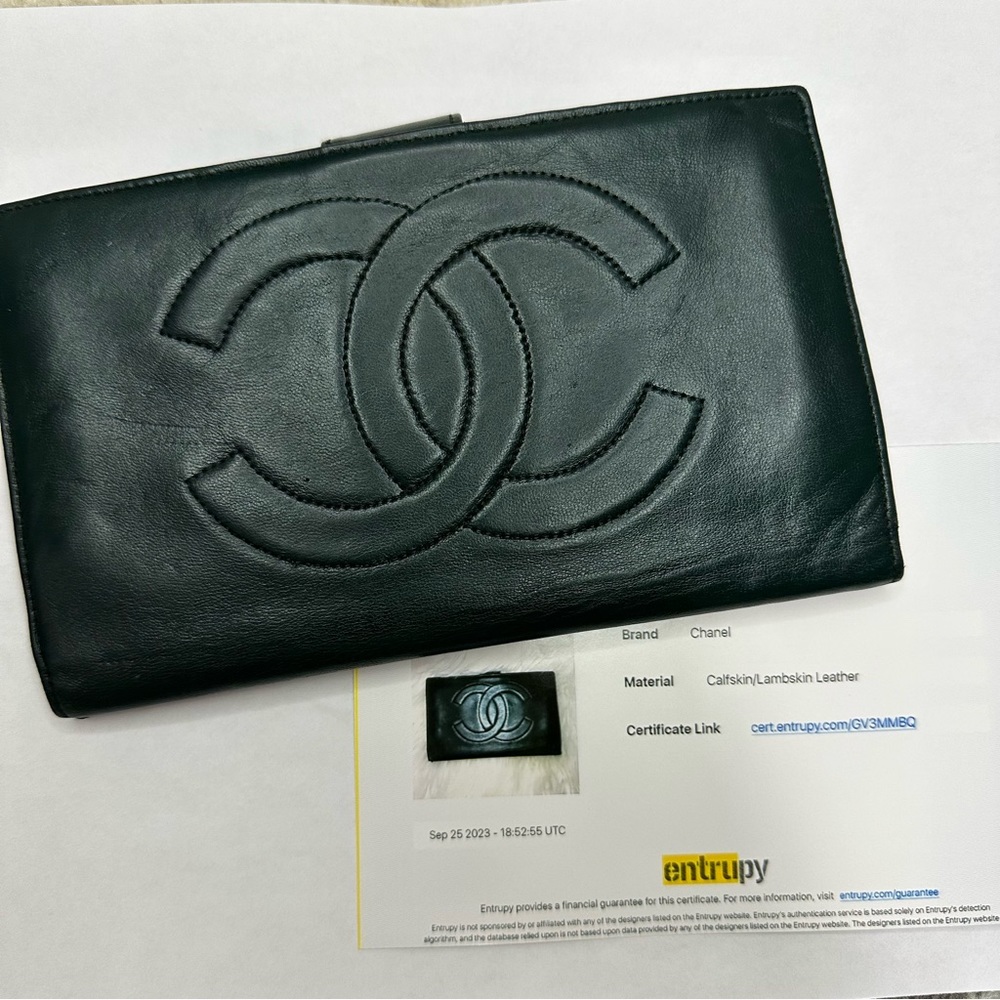 STUNNING FOREST/HUNTER GREEN CHANEL WALLET WITH COA